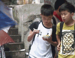 女神|爆笑GIF: 女神变女神经了，估计这姑娘太无聊了