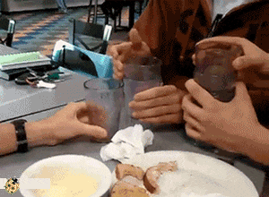 小伙|搞笑GIF：看你这样过马路，真的想过去给你一脚！