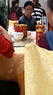 大舅|搞笑gif：你们这牌那弄的，咋这么大