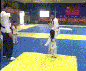 不错|搞笑gif: 少年脚法确实不错，大人的演技也不错