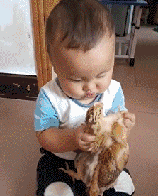 带劲|搞笑GIF趣图：这个辣妈真是带劲，孩子吓得都直接爬杆了！