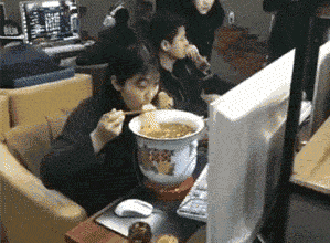 眼熟|搞笑GIF：妹子，你这碗怎么越看越眼熟呢？