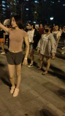 广场|搞笑GIF趣图:以前挺反感广场舞,现在发现其实欣赏起来挺好的!