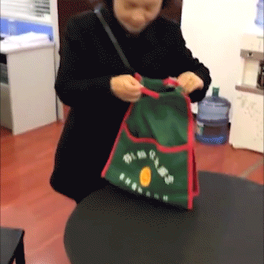 女友|笑话：第一次去女友家吃饭，发现女友妈妈是学校食堂的阿姨