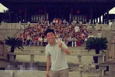 巧妙|哥们伪装的不错啊很巧妙，可是眼睛还是出卖了你