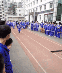 嫂子|搞笑GIF趣图:健身对于很多人来说是一件很奢侈的事情