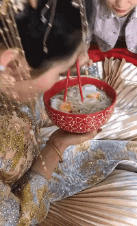 妹子|搞笑GIF趣图：别人都穿着羽绒服，而你却穿短袖，确实很优秀啊