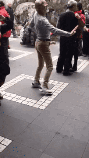 妹子|搞笑GIF趣图：妹子是这样睡觉的，动作很到位，一气呵成