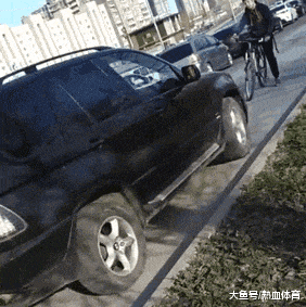 妹子|搞笑GIF趣图：大哥，你这有点太坏了，真是给妹子吓到了