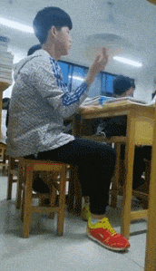 媳妇|搞笑GIF趣图：妹子，你干嘛，当着面也敢抢人家男朋友，你不知道对面姑娘很强悍吗