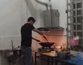 粪坑|搞笑动态图GIF: ?明知山有虎偏向虎山行，不作死就不会死，大哥，就佩服你这跳粪坑的勇气。