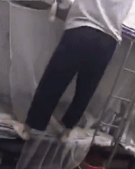 妹子|爆笑GIF图：妹子，你也太调皮了吧