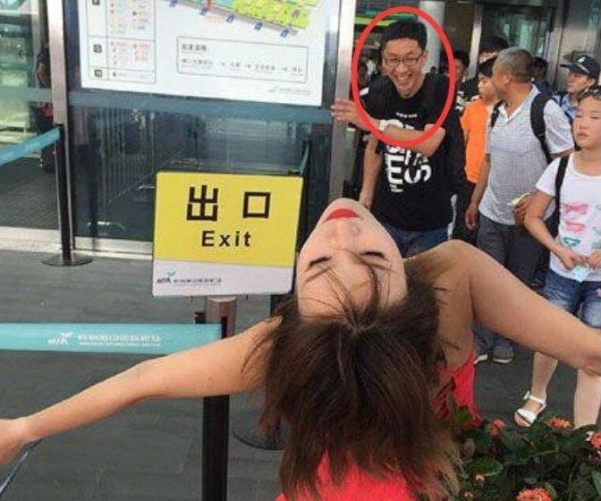 妹子|爆笑GIF图:妹子膝盖这是怎么了?注意点吧,不尴尬吗?