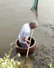 厚道|搞笑GIF: 大爷划缸过河, 结果…原谅大王不厚道的笑了!