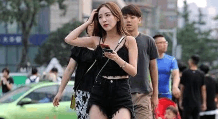 新娘子|美女, 这裤子是你自己剪的吧, 这样穿出来, 让人多尴尬呀!