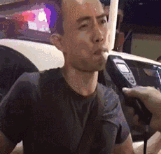 大姐|搞笑GIF 站猪身上摇呼啦圈 大姐你最猛