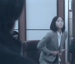 妹子|搞笑GIF趣图:这妹子才是真正的老司机!一般人骑不了这个车子。