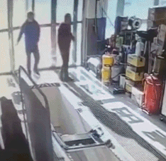 姑娘|搞笑GIF动图：姑娘，你这脚的味道真让人受不了