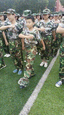 小伙子|搞笑GIF：小伙子，你这帽子是怎么到脚上的，说出你的故事