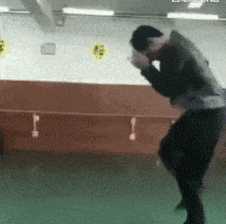 罪过|搞笑GIF动图:?姑娘真是太淘气,这僵尸都吓懵逼了