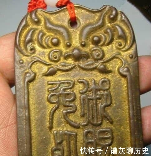 朱元璋下令处死大臣,大臣不屑掏出免死金牌,皇帝大笑:看看背面