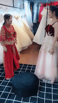 鞭炮|搞笑GIF:第一次放鞭炮,耳机一定要捂紧了!