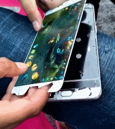 玩游戏|搞笑GIF：手机屏幕拆下来也能玩游戏
