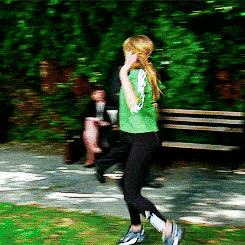 妹子|搞笑GIF：妹子偷吃东西被发现了，嘟嘟嘴真可爱