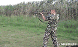 后坐力|搞笑GIF：这可是亲妈，亲的啊！爱吃手的习惯只能这样对付你了！