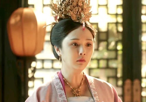 赵恒继位后,册立郭氏为皇后,她谦约惠下,性恶奢靡,郭家人