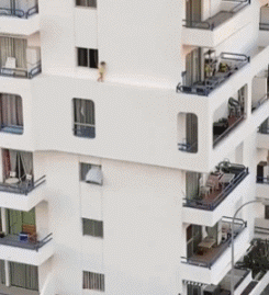 飞檐走壁|搞笑动图GIF图片：小小年纪飞檐走壁，这也太危险了吧！！