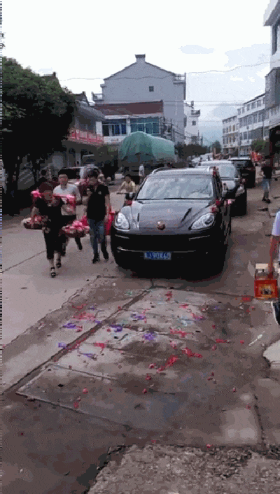 后背|搞笑GIF：到底是什么样的柠檬，让我后背发凉！男人的快乐难道都这么简单吗？