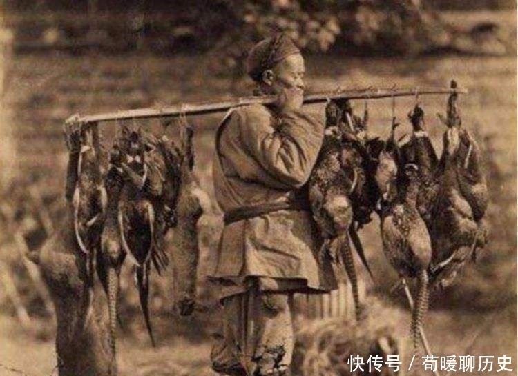 清朝老照片:图三的小女孩懂事得让人心疼,图五是挑着一担野味的猎户