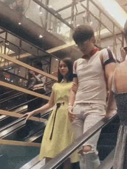 辣椒|搞笑GIF:看看我刚买的机器狗,哎呀!