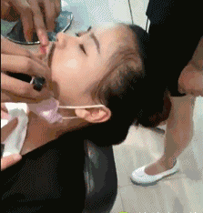 咸蛋|搞笑GIF：?我家狗也不知道受了什么刺激，我该怎么开口问问它呢