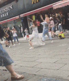 树底下|原创 搞笑GIF趣图：这一跳，膝盖怎么对男友解释是个问题了