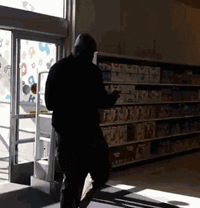 大哥|搞笑GIF：大哥，今天很高兴吧终于发工资了