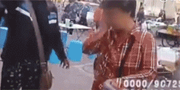 民警|笑喷！俩老太为1元钱，上演倒地闹剧：谁先起来谁吃亏！