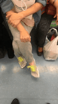 家子|搞笑GIF:不小心踩到,会不会痛!