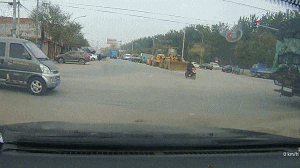 妹子|搞笑GIF趣图：大哥，你这有点太坏了，真是给妹子吓到了