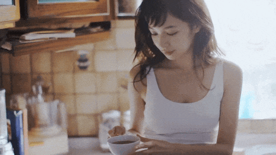 姑娘|GIF趣图:姑娘快别伪装了，男朋友已经发现你了！