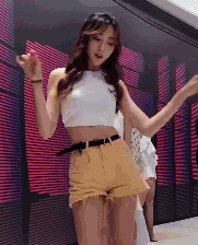 姑娘|搞笑GIF动图：姑娘，你这脚的味道真让人受不了