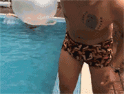 段子|搞笑GIF:在路口等着上WC的女友,过来个漂亮MM