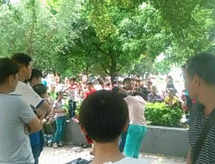 妹子|搞笑GIF趣图：要不要提醒下妹子，皮带忘记扣上了