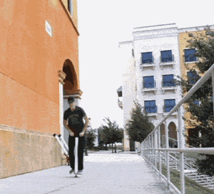 妹子|姑娘，你穿成这样出门，不怕衣服会掉下来