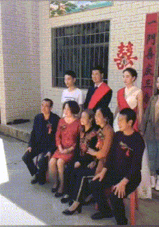 海报|搞笑GIF: 我就是不喜欢这张海报, 你不撕我就给你撕下来了!