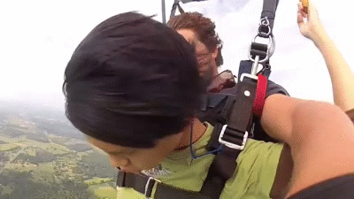 高空|爆笑GIF图:哥们是你自己要求高空跳伞的,别晕呀