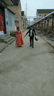 鸭子|搞笑GIF趣图:收老婆了,不想要的招呼一声,我马上领走!