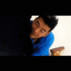 寝室|搞笑GIF:寝室的音乐高手,看来今天没有吃药!