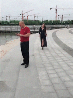 妹子|搞笑GIF：下雨了，下雨了，好大哦